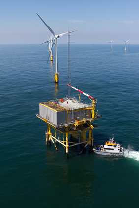 Boat transfer to substation in offshore windfarm, Boottransfer zu einem Umpspannwerk eines Offshore Windparks